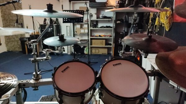Tama Superstar Hyperdrive (Sugarwhite / Black Nickel) + Tama Snare + Zultan / Meinl Becken – Bild 4