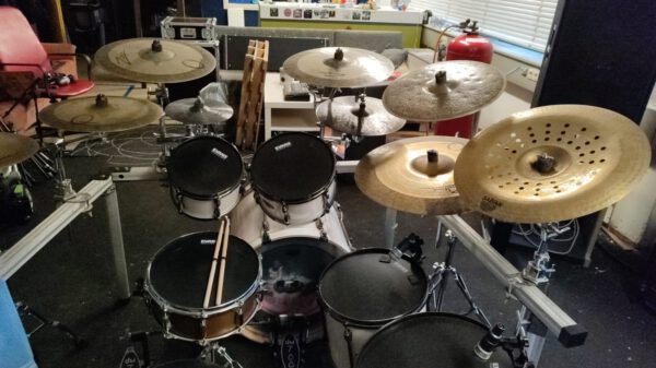 Tama Superstar Hyperdrive (Sugarwhite / Black Nickel) + Tama Snare + Zultan / Meinl Becken – Bild 3