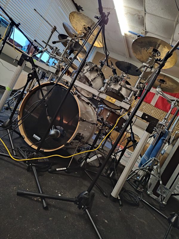 Tama Superstar Hyperdrive (Sugarwhite / Black Nickel) + Tama Snare + Zultan / Meinl Becken