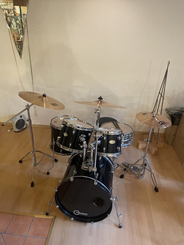 Pearl-Set mit Ludwig Snare und Meinl MCS Becken