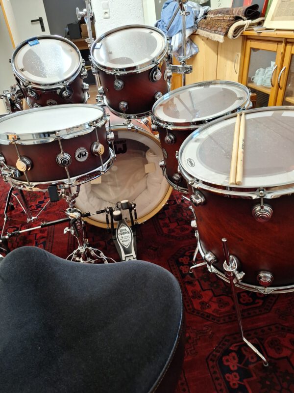 DW Collector's Satin Specialty Tobacco Burst Schlagzeug plus Tama 1st Chair – Bild 3
