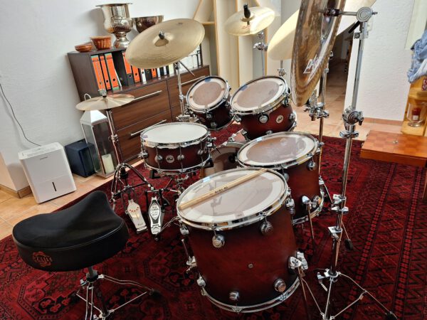 DW Collector's Satin Specialty Tobacco Burst Schlagzeug plus Tama 1st Chair – Bild 5