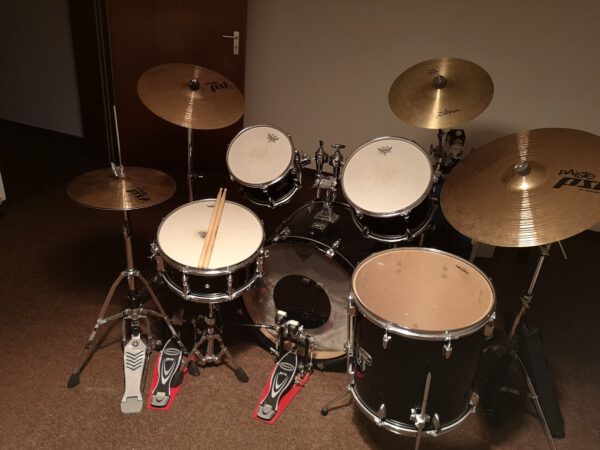 Yamaha Tour Custom Set schwarz mit erweitertem Zubehör, Komplettset, Millenium Pro Double-Bass Drum + hochwertigen Cymbals Paiste PST-5 + extra Zildjian thin crash