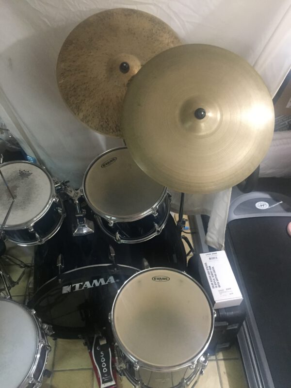 Tama Bass-drum; Evans stand-Tom & Hänge-Toms; Remo snare; verschiedene Becken – Bild 6