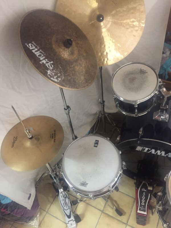 Tama Bass-drum; Evans stand-Tom & Hänge-Toms; Remo snare; verschiedene Becken – Bild 5