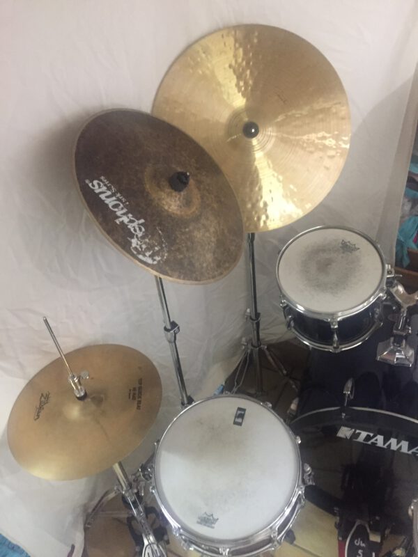 Tama Bass-drum; Evans stand-Tom & Hänge-Toms; Remo snare; verschiedene Becken – Bild 4